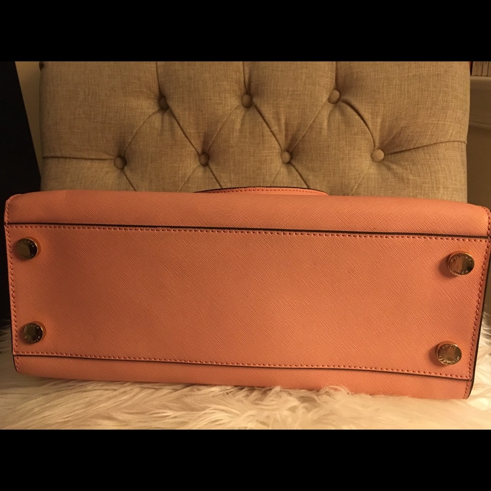 MICHAEL KORS Dillon Large Saffiano Leather Bag - Picture 6 of 7